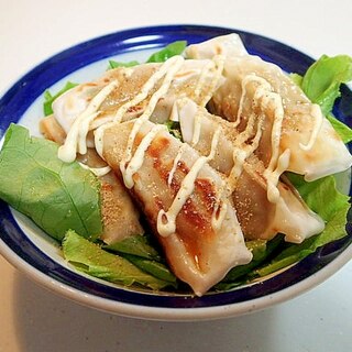 餃子のたれ/マヨ/すりごまで　サラダ菜と焼き餃子